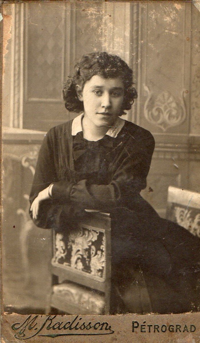 Гимназистка в форме, 1910 г.