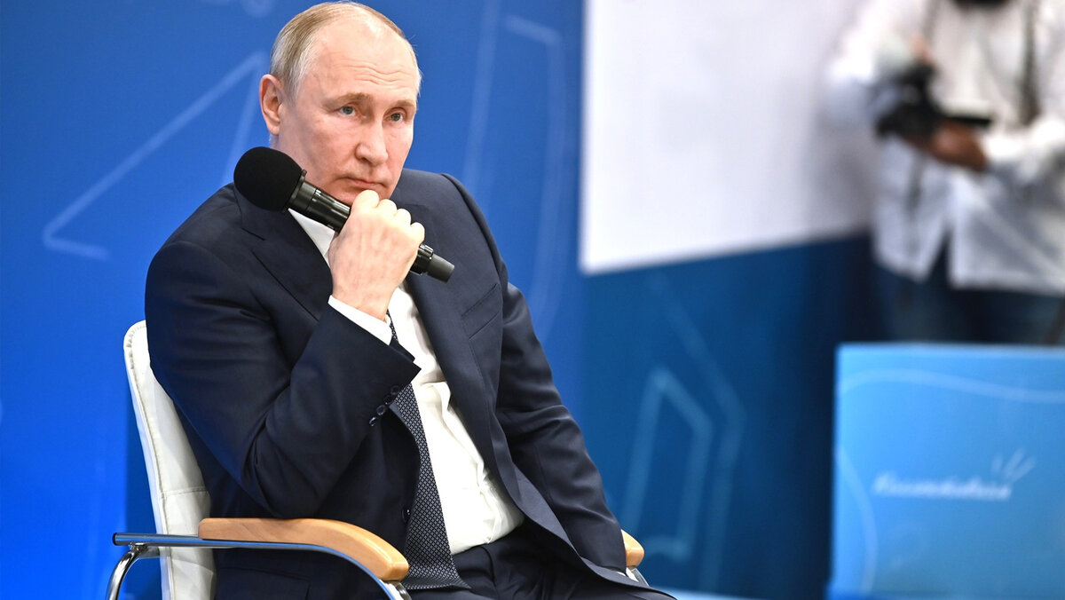 Владимир Путин во время встречи со школьниками