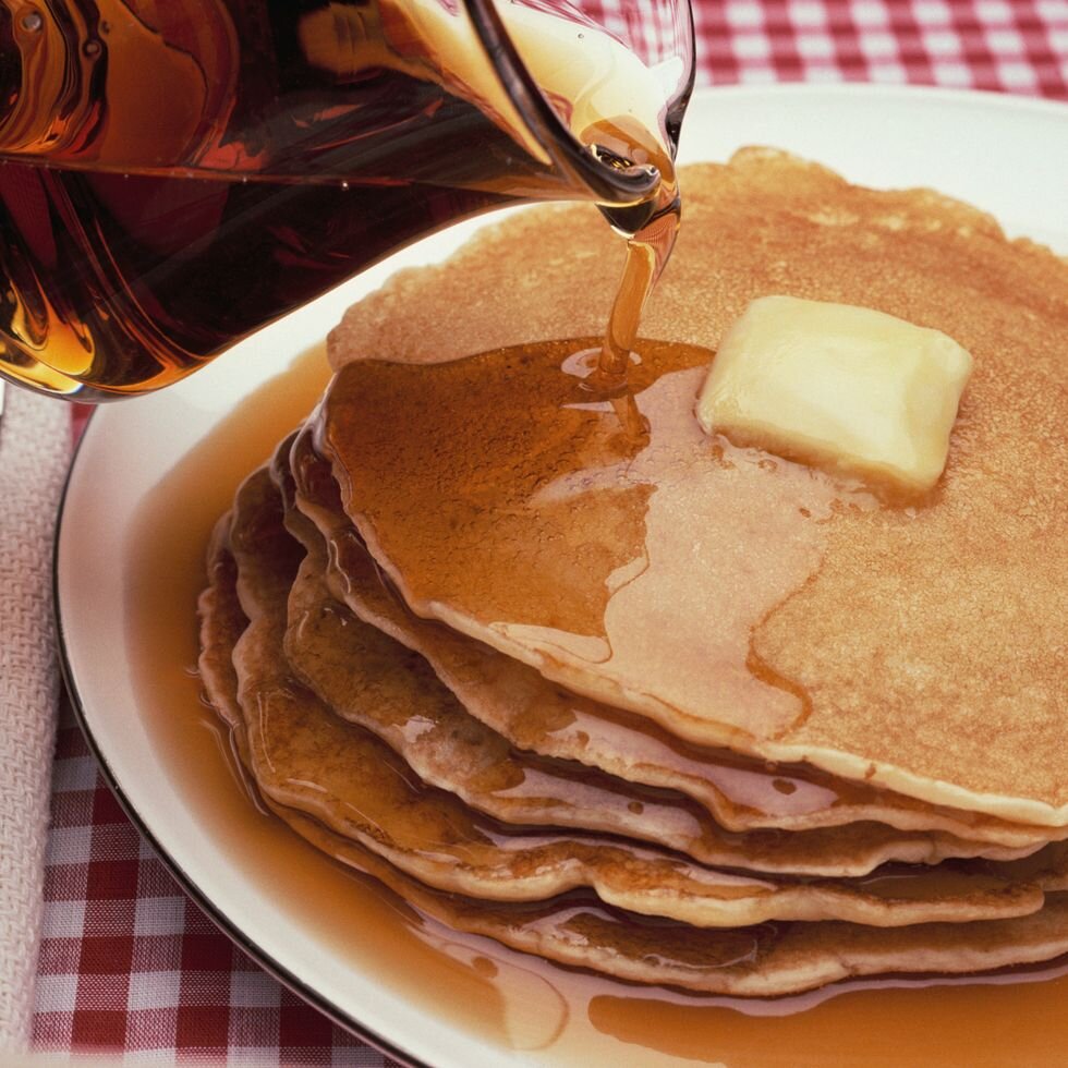 9-Блины
Хотя их можно отнести к категории завтраков, пышная стопка оладий - это безошибочный выигрыш в любое время дня (или ночи). Посетители, как известно, подают свои стопочки прямо со сковородки, создавая идеально теплую основу для ложки сливочного масла и сбрызнув сиропом.