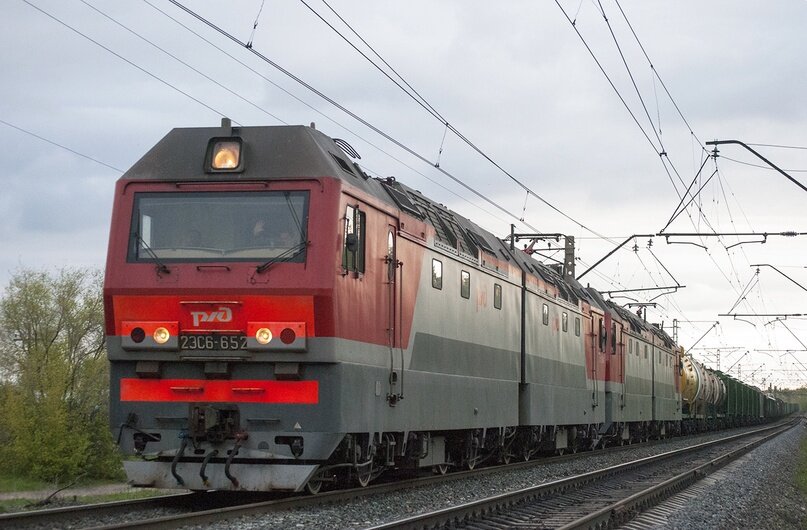2ЭС6-652/602 (ТЧЭ-2 Челябинск, ЮУЖД) следуют с грузовым поездом по перегону Чапаевск — Звезда, снято 5 мая 2022 г.