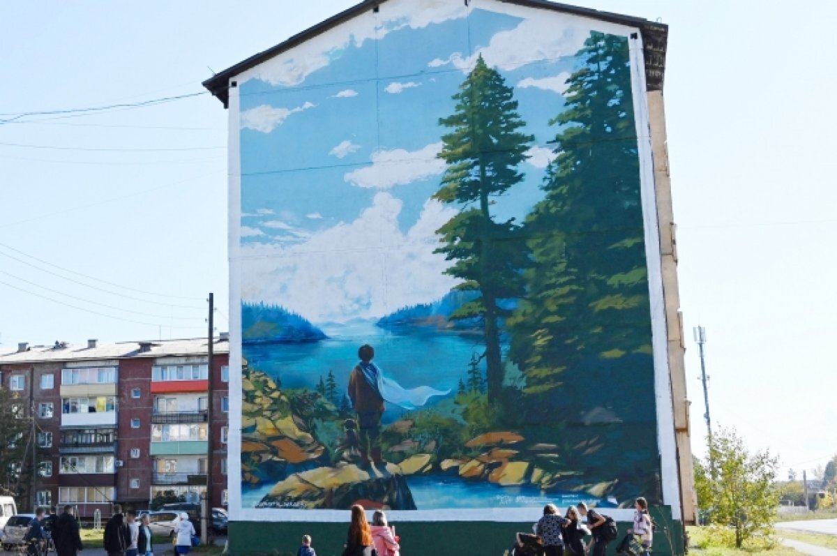    Новый мурал появился на одном из фасадов в Тайшете