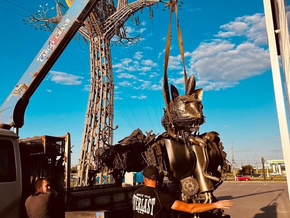    На проспекте Победы Курска установили металлических монстров
