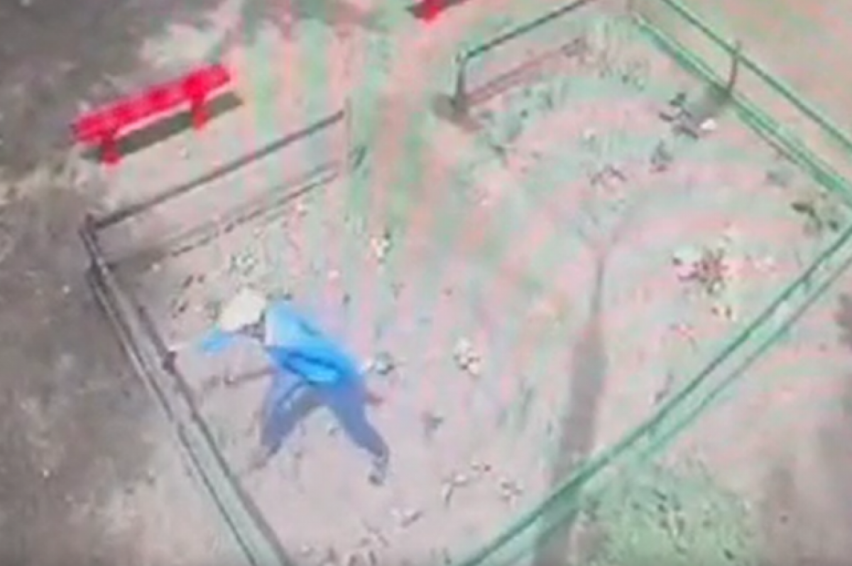    В Иркутске полицейские ищут вора, который украл телефон с площадки детсада