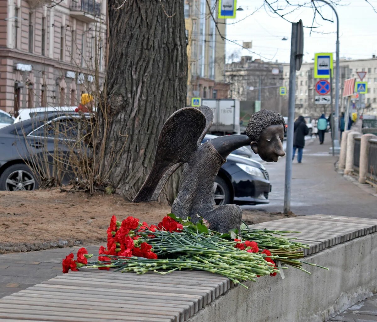 памятник ангелу в санкт петербурге на скамейке