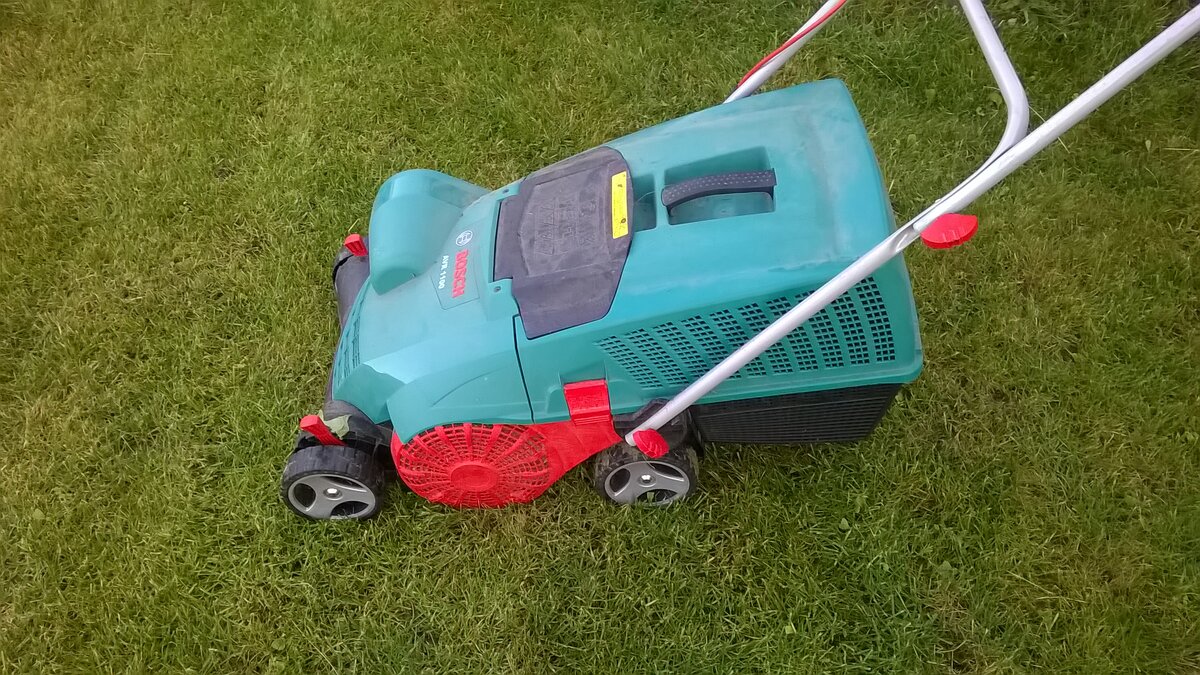 Bosch AVR 1100  -вертикуттер идеальный для дачника с газоном в 3-5 соток.