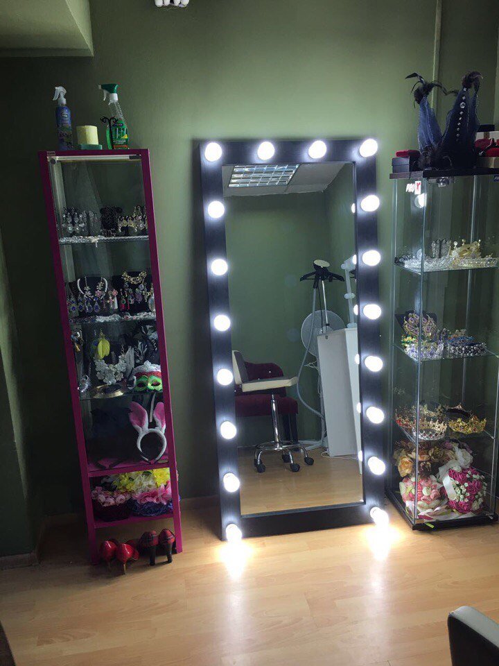        Зеркало с лампами — обязательная деталь в прокате одежды