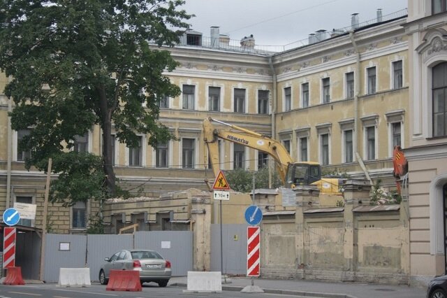 Фото первой попытки сноса. 2015 год.