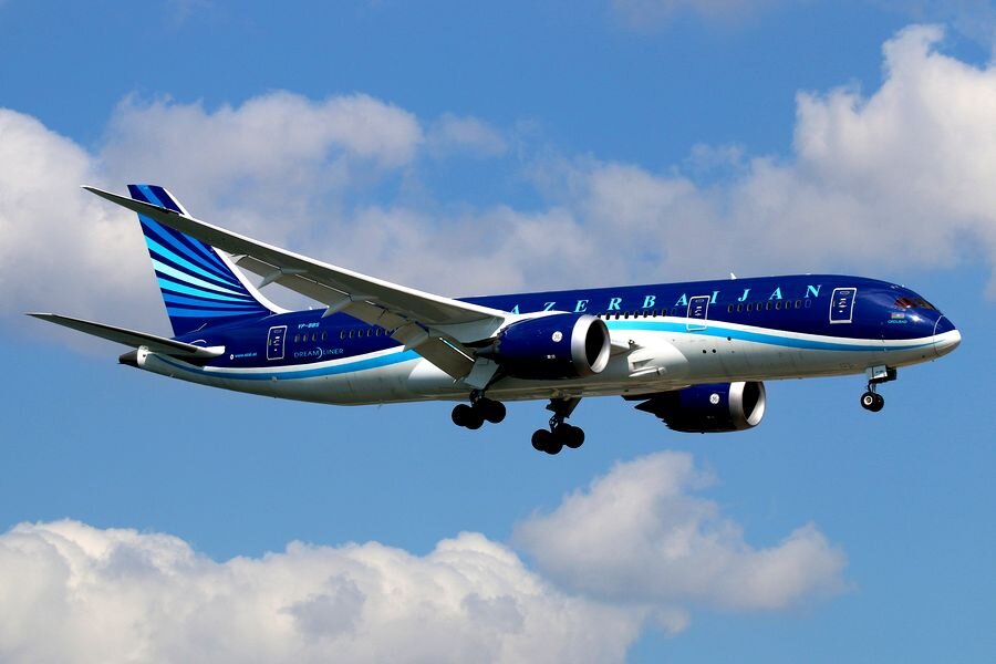 Авиакомпания Azerbaijan Airlines уже активно использует Boeing 787-8 на своей дальне- и среднемагистральной сети.
На фото: азербайджанский Dreamliner заходит на посадку в стамбульском аэропорту Ататюрк (IST)