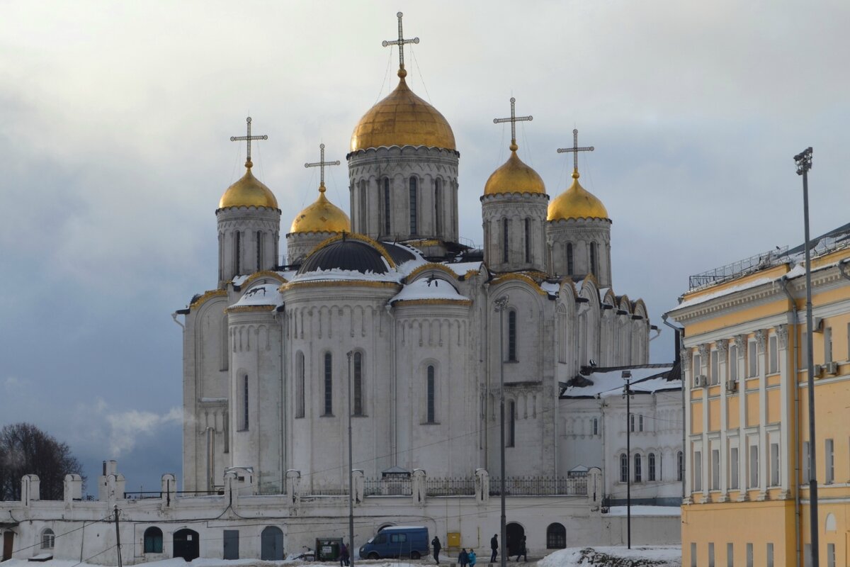 Взгляните на величественный Успенский собор.
