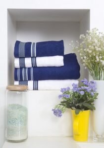 При покупке впитывающих полотенец не всегда следует выбирать самые дорогие изделия, думая, что они будут работать лучше. Хлопок и смесовый хлопок очень абсорбирующие материалы, ровно как и бамбук, микрофибра и полотенца махрового плетения. Впитываемость полотенца прямо пропорциональна длине волокна.  