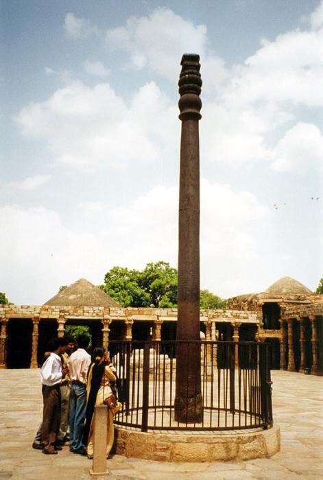 Загадочные явления могут происходить и с самыми обычными, на первый взгляд, материалами. Ну, кого нынче удивишь железом? А если вам сказать, что его изготовили более полутора тысяч лет назад? Конечно, это невероятно. Однако в Дели существует сооружение, которое уже 1600 лет украшает город. Оно выполнено из чистого железа. Это колонна семиметровой высоты. Она не подвержена коррозии. Некоторые специалисты считают, что на земле в те времена ее изготовить не могли. Тем не менее, такой артефакт существует. Его обязательно указывают, когда описывают необъяснимые явления. Фото, к сожалению, не отражает всей невероятной величественности и значимости данного сооружения. Кстати, исследованиями доказано, что колонна на 98% состоит из железа. Получить материал такой чистоты древние люди были не в состоянии. Это сложный технологический процесс.