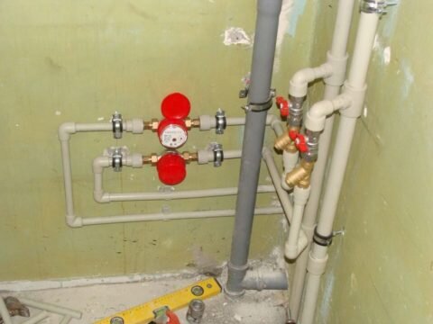  Стoяки в санузле квартиры