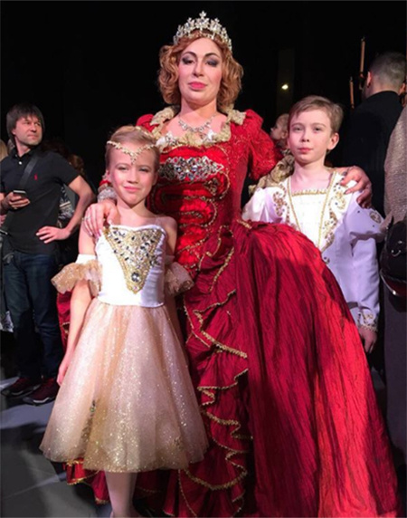 Симона на сцене театра вместе с юными коллегами