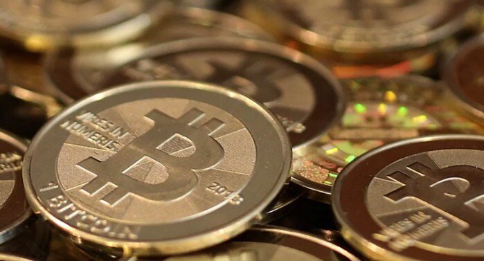 День назад менее чем за сутки, цена биткойна отошла после 30-процентного падения, и вновь поднялась до $15,000 – рынок цифровых валют снова вырос.