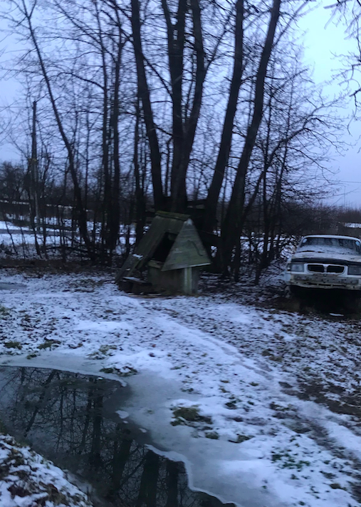 "Колодец еще работает, Волга 3110 уже нет, пришлось купить"Жигули"  у соседа.  "Волгу" я любил больше, раньше она летала, потом все посыпалось. Сдох мой любимый 402 карбюраторный движок. Но я его еще починю!", — Саша верит, что если не эта, то другие машины точно скоро полетят.