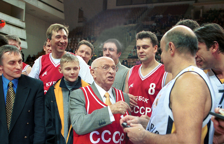 Александр Гомельский со своими учениками © Олег Булдаков/ТАСС