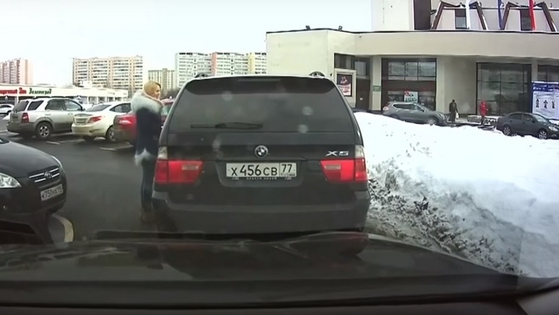 Кадр записи с видеорегистратора «КИА» со страницы Автомобильного сообщества Зеленограда ВКонтакте