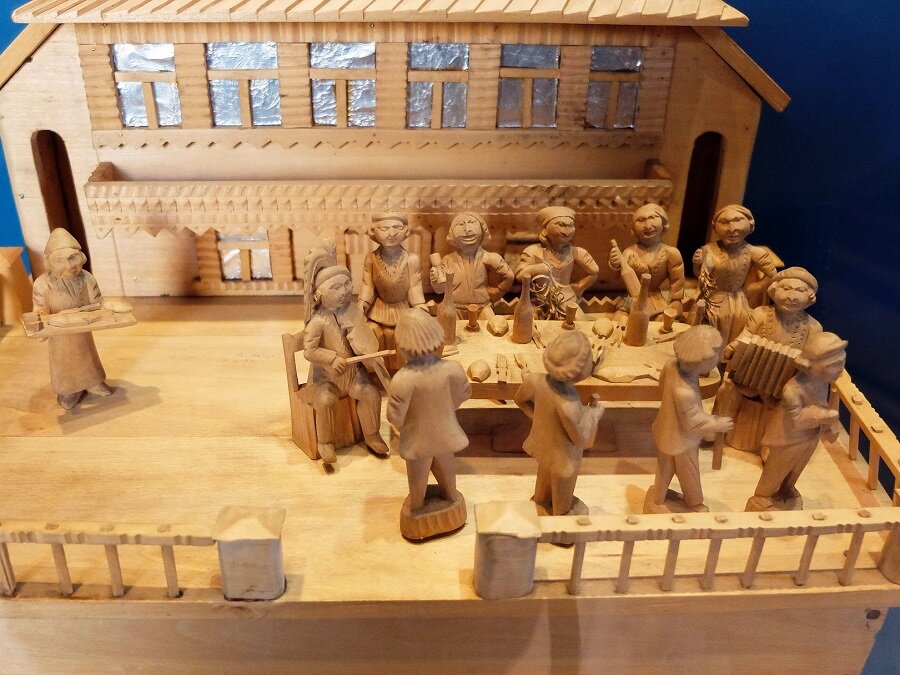 Экспозиция из дерева: русское застолье