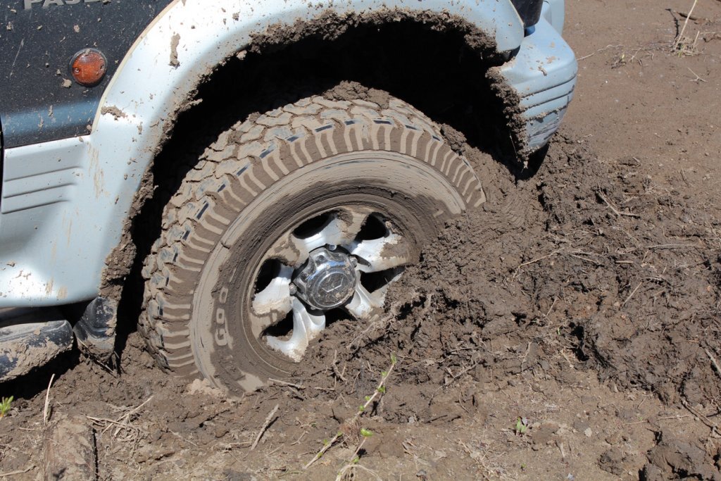 сколько можно буксировать машину на механике. можно ли буксовать на автомате если застрял. можно ли буксовать на автомате если застрял. как не буксовать на автомате зимой. машина забуксовала в снегу.