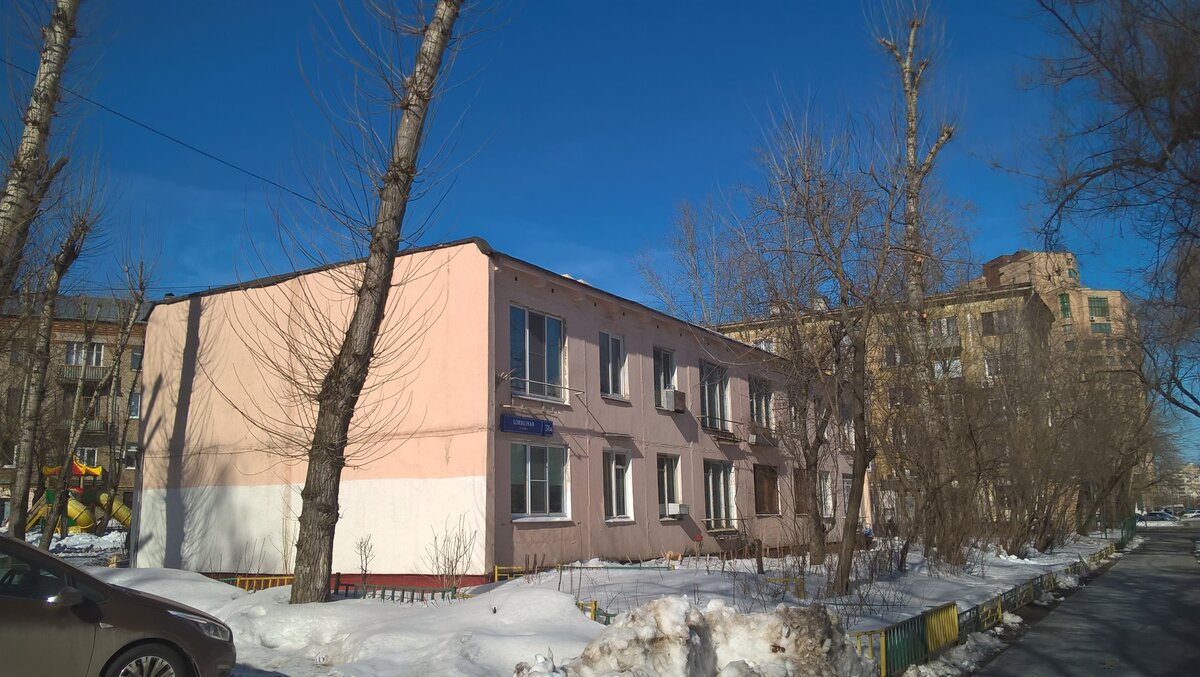 С близкого расстояния этот дом можно принять за диспетчерскую или еще какое муниципальное учреждение.