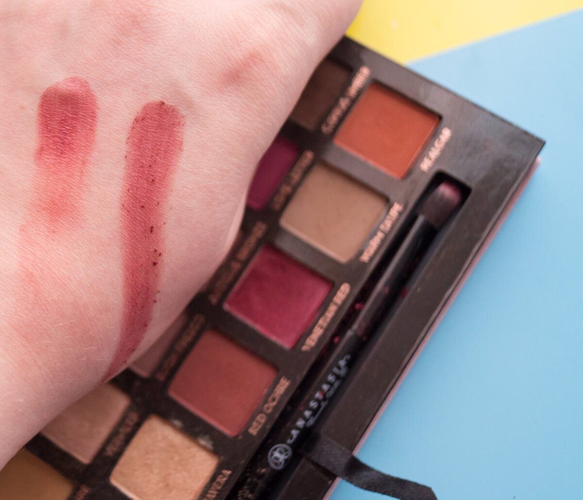 1 свотч нанесен пальцем, 2 пушистой кистью. Пример очень пигментированных теней ABH modern renesans!