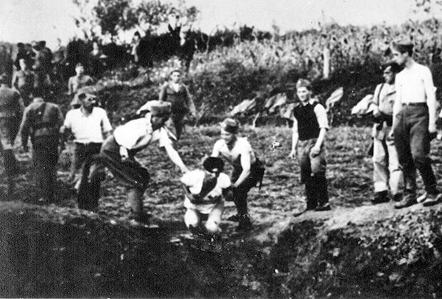 Усташи казнят заключенных в концлагере Ясеновац в Хорватии