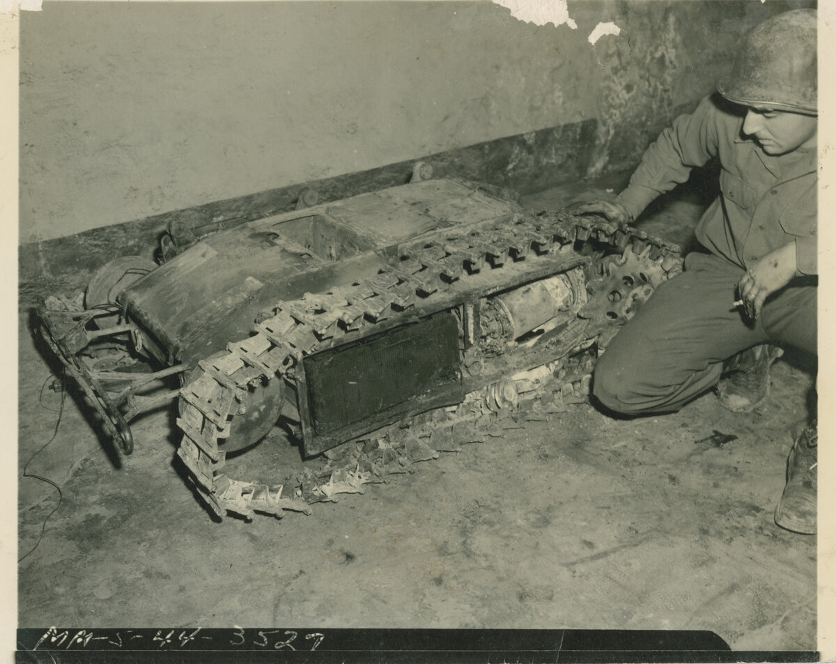 Американский солдат у подбитого "Голиафа", Италия, 1944 год