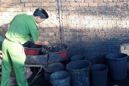  Полицейские во вьетнамской провинции Дакнонг обнаружили семейное предприятие, наладившее производство кофе с использованием черного порошка из старых щелочных батареек.