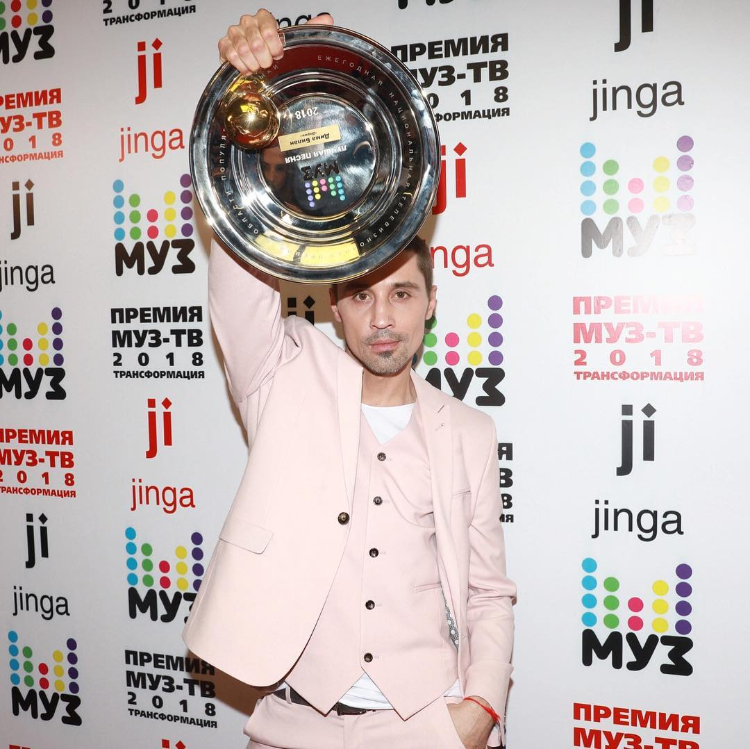 Дима Билан, поешь , пожалуйста, пирожков, а то такая худоба не к лицу совсем. А такой цвет костюма напоминает клип Макса Барских, правда?