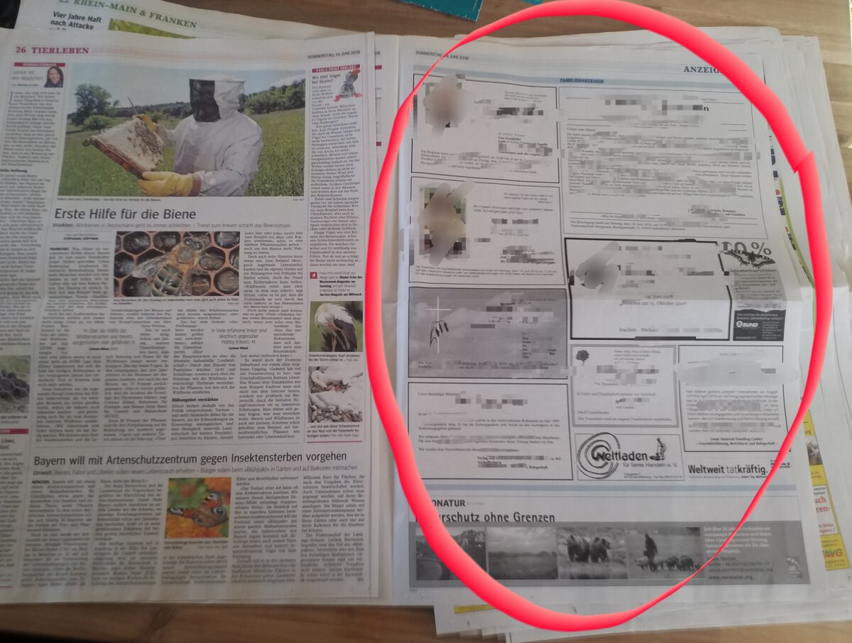 Страница газеты с объявлениями о смерти родственников.