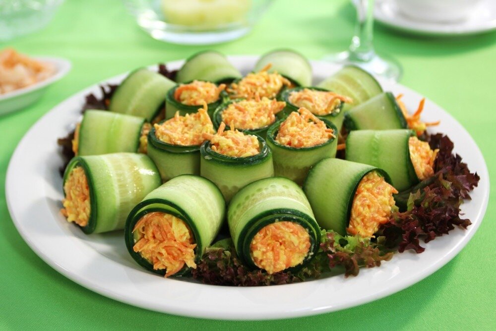 Огурцы закуска. Закуска с огурцом. Закуска рулетики из огурца. Закуска роллы из огурца. Рулетики закусочные из огурца.