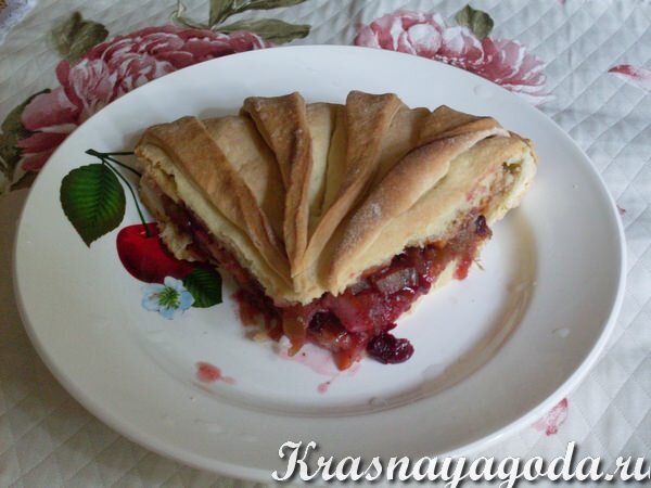 Для изготовления этого пряного терпкого пирога с брусникой и ревенем потребуются простые и доступные ингредиенты.