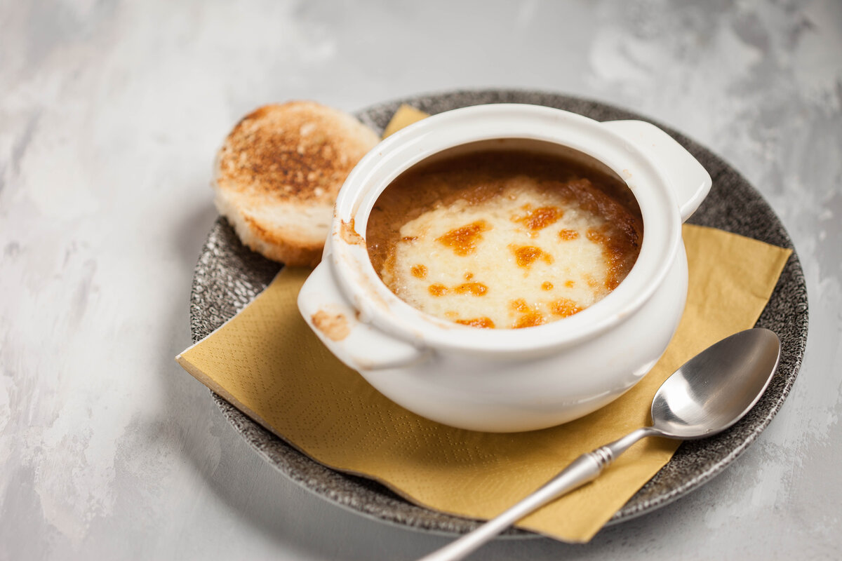 Луковый суп шеф. Луковый суп шеф. Луковый суп шеф. Французская кухня луковый суп. Луковый суп гратен.