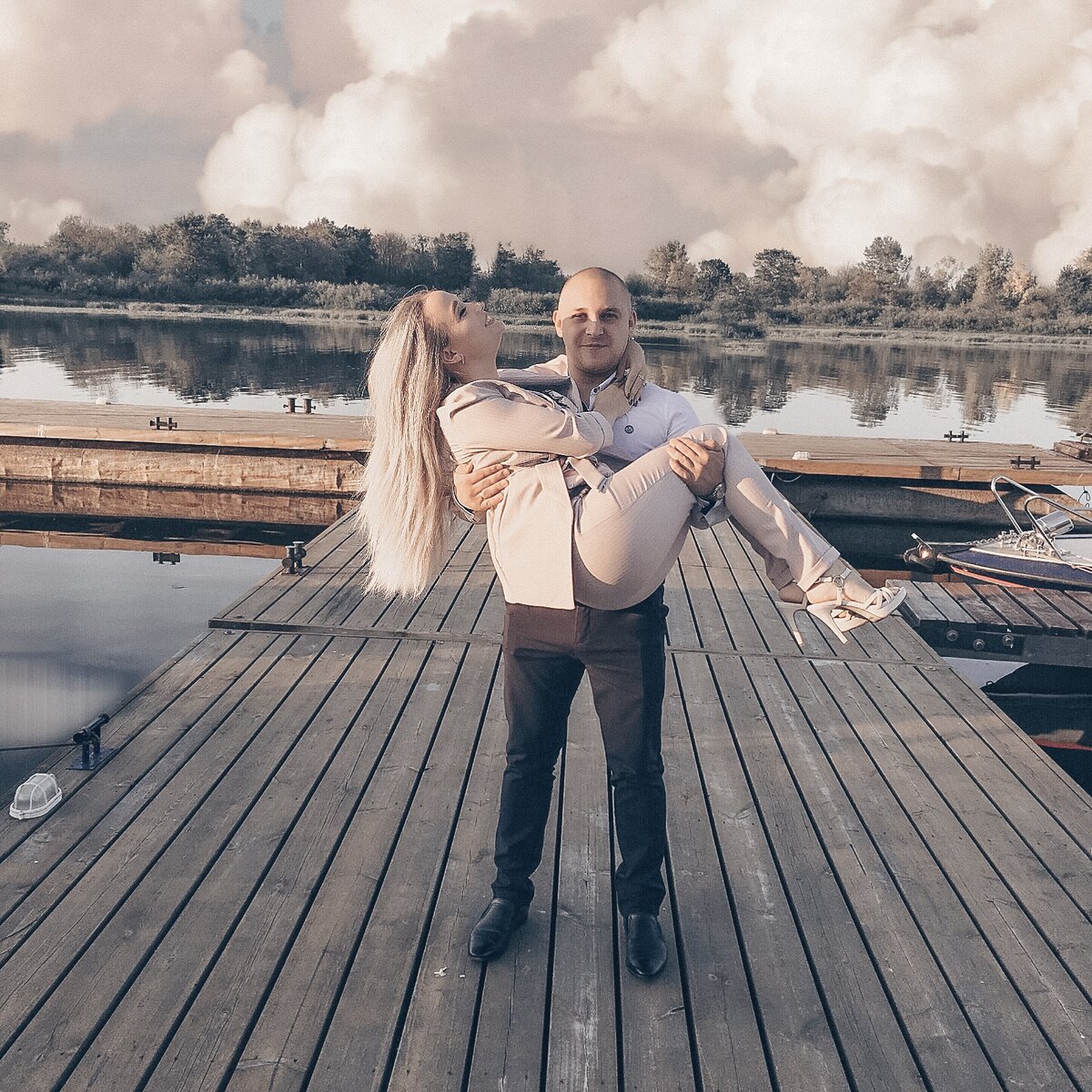 Мой муж-моя опора. ⠀
Для меня самое главное в отношениях, это доверие. И своему мужу я доверяю на все 💯 %. Я могу спокойно куда-нибудь уехать и не переживать что он пойдёт гулять по бабам или зависнет где-то у друзей.
⠀
Я всегда мечтала о крепкой семье и спокойствии в ней. Самое главное не подорвать это доверие, а то потом его очень сложно вернуть.