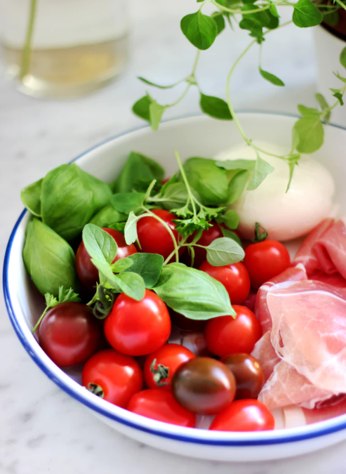 Для молодости кожи лучше пить томатный сок, чем есть цельные овощи. 