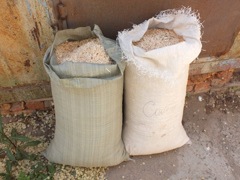 Опил в мешках. Древесные опилки в мешках. Мешки для опилок большие. Сколько в мешке опилок кубов. Сколько в мешке опилок кубов.