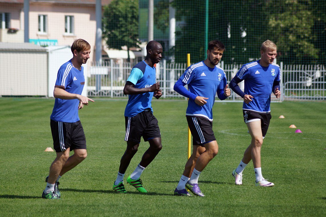 Тренировка начинается с построения и пробежки.