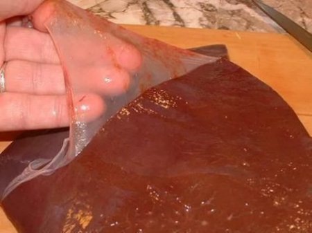 Шаг 1 Для начала, я промываю печень. Снимаю пленку.