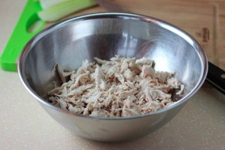 Шаг 1 Отвариваем куриную грудку в подсоленной воде до готовности. Остужаем и щипаем на мелкие кусочки руками.