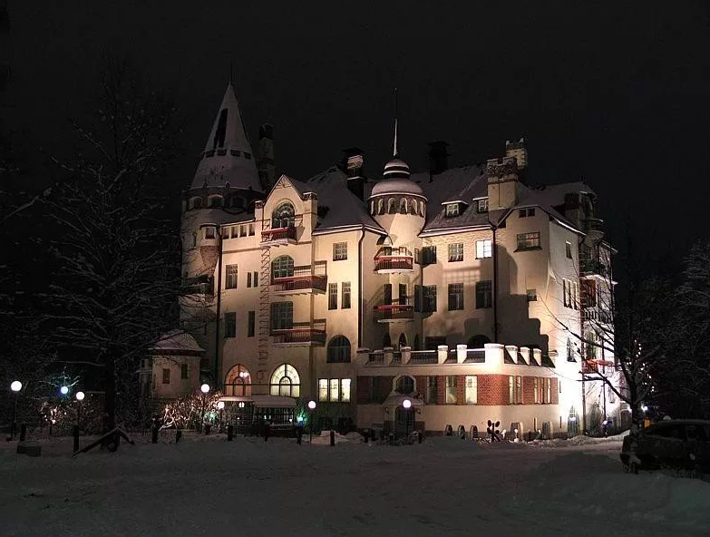 Этот отзыв будет посвящен гораздо менее славному, но, по-своему, тоже очень провинциальному городку Иматра, где мы недолго отдыхали. Иматра появилась в планах довольно случайно. Настоящий отпуск тем летом не получился, а хотелось где-то скрасить будни. Мы давно собирались специально съездить в Финляндию — а то все проездом, пожить в коттедже, половить рыбку. Но мы люди «безлошадные», поэтому вынуждены выбирать места доступные для общественного транспорта. А тут еще знакомая рассказала, как проезжала через Иматру и наблюдала там шоу со спуском воды из водохранилища, на которое специально приезжают люди со всей Финляндии и даже из-за границы — ближней и дальней. 
Для меня же Иматра, как выяснилось, была близка еще и тем, что в далеком 1978 году я работал в экспедиции недалеко от соседнего российского города Светогорска. Тогда местная природа очень понравилась мне своей карельской красотой. Отличное место для отдыха! Ну, а особого выбора места проживания не осталось после того, как увидел на Букинге, что одна из главных местных доминант — отель, расположенный в настоящем замке.Дороговато, но на сутки — потянем, решил я и стал заказывать номер. Об отеле я пишу здесь https://www.tourister.ru/world/europe/finland/city/imatra/hotels/51801/response/7798. Транспортная проблема решается легко — огромное количество фирм предлагают как однодневные, так и специальные поездки в Иматру. Я выбрал «Альтертранс» — они отлично справились. Стоимость — 1000 руб. с человека в один конец. Из дома нас забрали в 5 утра, на следующий день в 5 вечера туда же и вернули. Машины новые, от границы ехали 3 часа, саму границу проходили минут 20. Очень кстати оказалась возможность отметить финскую визу, которая скоро закончится — «туристов» с таким желанием ездит в Иматру множество. 
Главной целью ставилось: погулять, подышать чистым воздухом, посмотреть шоу и привезти рыбки. Все задачи были успешно решены. Но — по порядку.

Я не буду пытаться провести сравнительный анализ двух провинциальных городков — хотя очень бы хотелось. Но тогда придется говорить об уровне культуры, менталитете, окружении и т. п. — а я этого не люблю. Иматра гораздо более космополитична — русская речь там звучит так же часто, как и финская, хотя слышны и англичане и немцы. И это накладывает особый отпечаток — с одной стороны — глухая финская провинция, а с другой — международный туристический центр. И это не случайно — поразило умение местной администрации сочетать одно с другим и сделать, например, из такой обычной технологической операции, как сработка водохранилища, столь привлекательное шоу. Для россиян городок привлекателен еще и глубоким — и не всегда желанным, проникновением наших сограждан в его инфраструктуру. Из трех магазинов, где мы были — в двух с нами говорили на великом-могучем. Но что-то я отвлекся — буду последовательным. Приехали мы в 9 утра по местному времени. Первым делом — завтрак. Мы зашли в небольшое кафе, где по причине раннего времени сидели несколько аборигенов с газетами, и заказали по кусочку торта и кофе.Девочка-официантка на хорошем русском языке дала нам пару советов по осмотру городка. До заселения в отель у нас было 6 часов и мы пошли проникаться местной жизнью, что, кстати, без своего транспорта довольно затруднительно — город растянулся вдоль Вуоксы на несколько километров и до одной из главных достопримечательностей — Церкви Трех крестов, мы так и не добрели. Точнее, поначалу мы очень бодро шли по прекрасной сосновой тропе — аллее вдоль шоссе и берега реки отмечая для себя дикорастущие, но никого не интересующие маслята и сыроежки.Большой магазин — типа наших «Каруселей», поразил размерами и своеобразным ассортиментом — одними жевательными конфетами, выложенными на витринах, можно накормить всю Финляндию. Столько же и разновидностей корма для животных. А вот от мясных и рыбных витрин ожидал большего. Следуя давней традиции и зная о наличии чайника в номере — закупили перекус на ужин.Промышленная же торговля представлена на местной пешеходной улице в центре — магазины там известных у нас марок, но вот работают они только до 17–18 часов. Мне понравилась мужская одежда любимой марки Bugatti.На обратном пути обнаружились интересные постройки, опять-таки, характерные для местной жизни. Во-первых — большой спортивный центр и бассейн с хлорированной водой. Но следуя местным экологическим правилам, из бассейна специальная стеклянная галерея ведет к мосткам, с которых можно прыгать в чистую реку.Во-вторых — местный «Скансен» — подворье крестьянского дома На территории находится трехкомнатная изба с роялем хлев, сауна, колодец, амбары и загончики с птицей.Всем управляют 2 маленькие девчонки, которые продают билеты по 2 евро для взрослых и самодельную выпечку. Детям там интересно побегать.А в этом лесу устроено поле для гольфа и между лунками прорублены специальные просеки. Так вот, случайно, и к культуре приобщились. 
В-третьих — большой рыболовный центр на косе, где можно купить лицензию на ловлю рыбы, тут же в специальном пруду ее поймать, а в ресторанчике — зажарить и съесть.Кстати, о еде. Конечно, хотелось попробовать чего-то аутентичного. Но питательные заведения в центре города представлены итальянской и испанской кухнями. Мы выбрали главный ресторан Rosso, где без понтов съели рыбу с сезонными овощами и пюре, фрикадельки с сезонными овощами и пюре, 2 кусочка пармской ветчины с дынькой и пиво. Дороговато, но быстро и сытно. Как альтернатива — рядом Макдональдс и рыбный магазинчик, где русские хозяева предлагают рыбный суп за 5.5 евро и жареную рыбу за 5 евро — но на пластиковых тарелках. 
Ну и в-четвертых — еще один очаг культуры — домашний музей финской армии. Вход туда был закрыт, но выставленная на крылечке фигура финского солдата работы местного Урфина Джюса (для тех, кто не в теме — это злодей, создававший деревянных солдат и оживлявший их) надолго отбивает охоту на них нападать — уже страшно
А тут и время заселения настало. Отдохнув в номере мы пошли готовиться к главному мероприятию вечера — пуску воды. 
