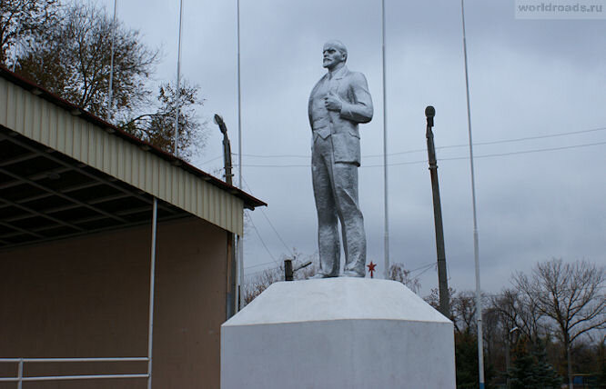 Этот памятник в посёлке Глубокий Каменского района Ростовской области относится к числу "Лениных-оборотней".  Часты были случаи, когда по решению властей голова памятника удалялась, а на её место перемещалась голова Ленина, что зачастую приводило к ряду курьёзов. Здесь, например, Ленин, стоящий вместо Маяковского поразительно атлетичен. И это ему ещё повезло в отличие от его собратьев из Суклеи (Молдавия) и Украинска (Донецкая обл)