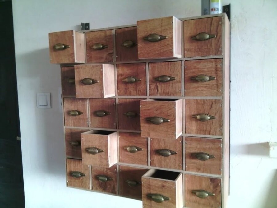 Ящики собранные из обрезков ламината. Источник: Drive2.ru