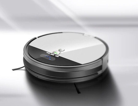 Вот он - мой любимчик. ILife V8s - робот для гладких поверхностей (не ковров) с функцией влажной уборки. Пришёл в фирменной упаковке, без повреждений - курьером на дом