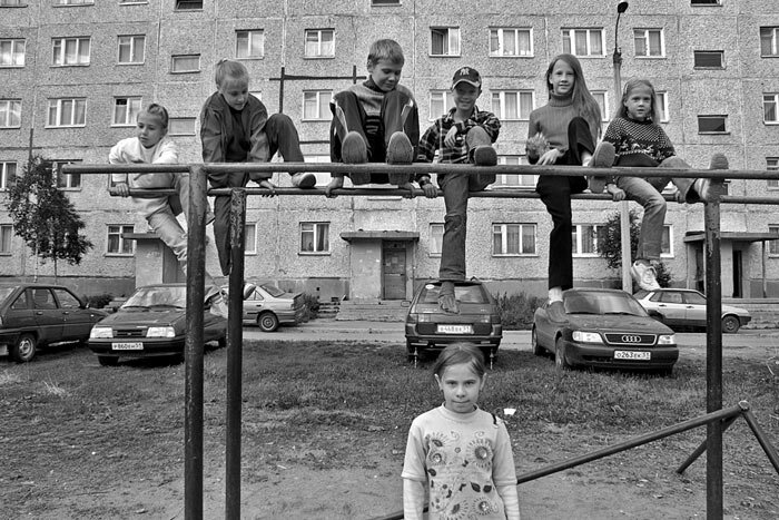 Дворовые люди это. Детские площадки девяностых. Советские дети во дворе. Двор детства. Детские площадки 2000х годов.