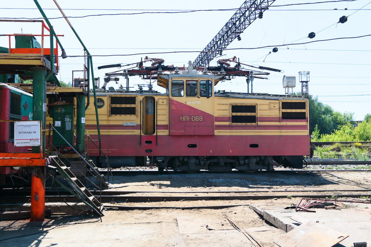Локомотивное депо волжский. Экипировка локомотива топливом. Локомотивное депо симферополь. Вл10 крымская железная дорога. Птол ржд.