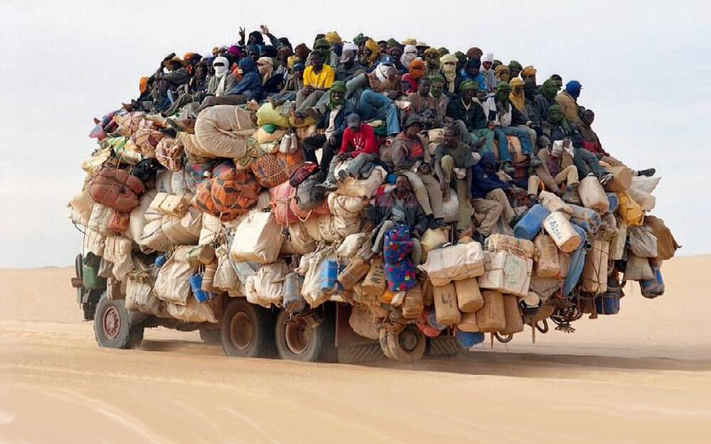  Загруженный «под завязку» транспорт можно встретить на дорогах любых стран. Разница лишь в том, что где-то это скорее исключение из правил, а где-то — совершенно обычное дело. 