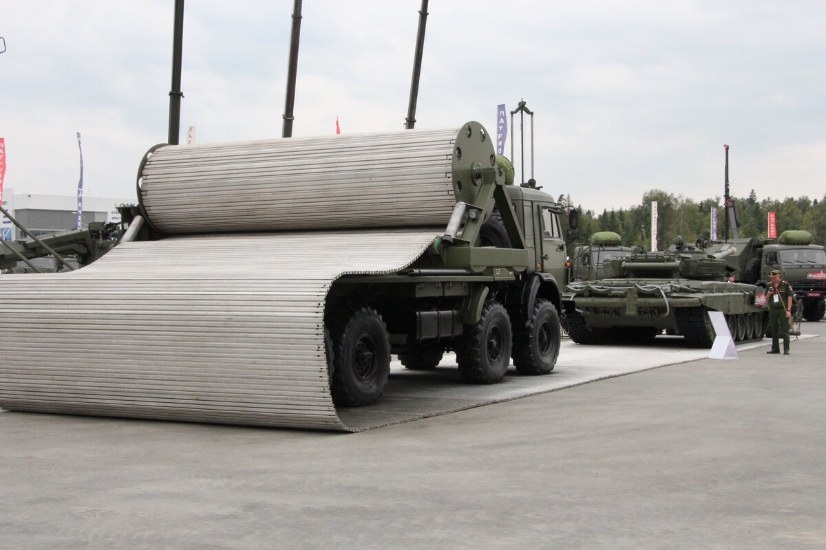 Многоцелевой механизированный комплекс оперативного развертывания временных дорог на шасси КАМАЗ (8х8)