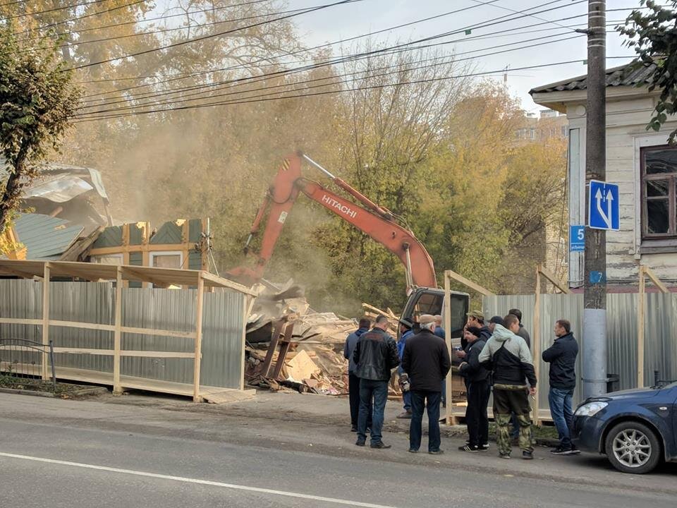 Снос калужской. Снос зданий в Калуге. Посему снесли двороцмолодежи в еревпне.