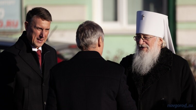 Глава Старорусского района Александр Розбаум, новгородский сенатор Сергей Фабричный и митрополит Новгородский и Старорусский Лев.