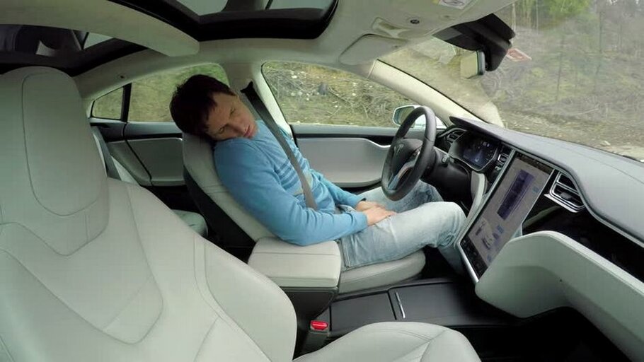 Автономен ли человек. Машина на автопилоте Тесла. Тесла model s 2021 Автопилот. Tesla model x Автопилот. Tesla model 3 Автопилот.